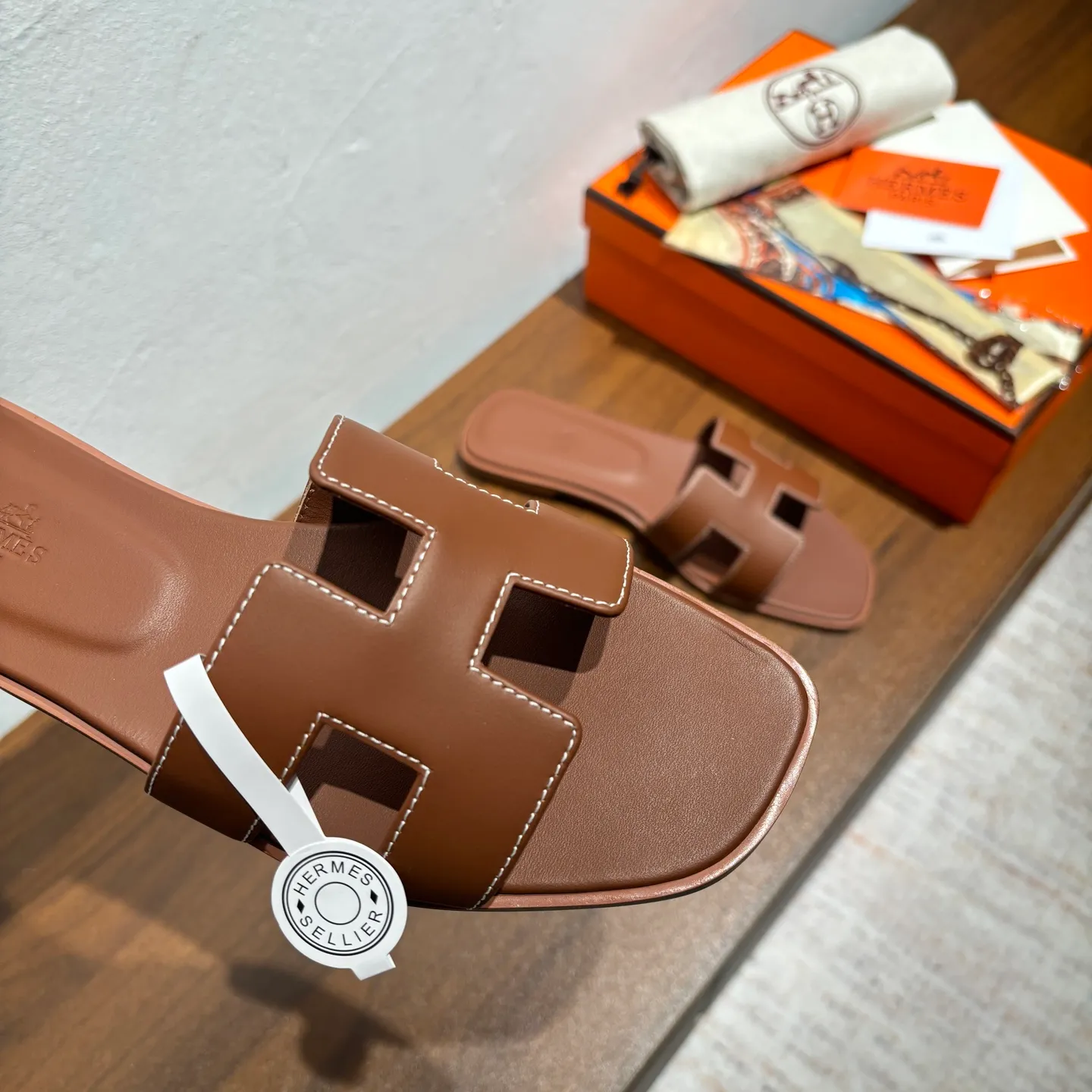 👟👟Ex-factory price 480👟👟 Brand💗: The latest color series from HERMES official website Code number💗: 35-40 full size (34 41 42 customized, non-refundable and non-exchangeable) Upper material💗: Classic plain calfskin Sole material💗: Zero-crack genuine leather mid-sole👑👑👑 Fully dyed HERMES Plain calfskin sandals, a historical representative work, the timeless classic H sandals, suitable for home and travel, this shoe is the finishing touch of your wardrobe, it looks great on the feet💃🏻💃🏻💃🏻